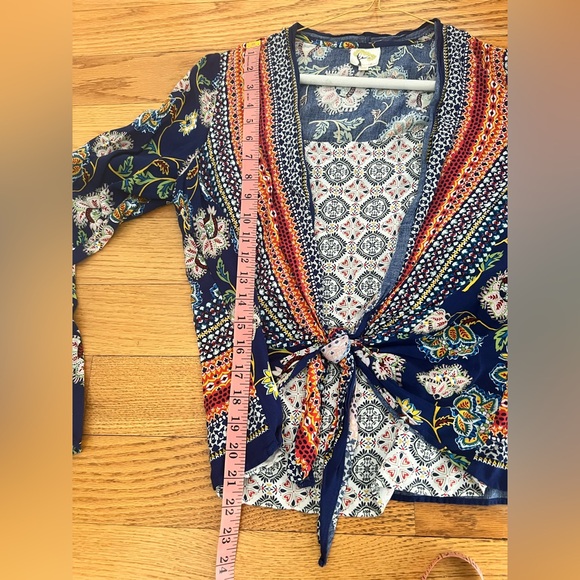 Fig and Flower Wrap Top - Size Medium - Picture 7 of 9